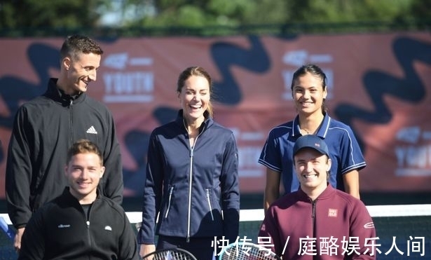 他以轻盈的 他以轻盈的